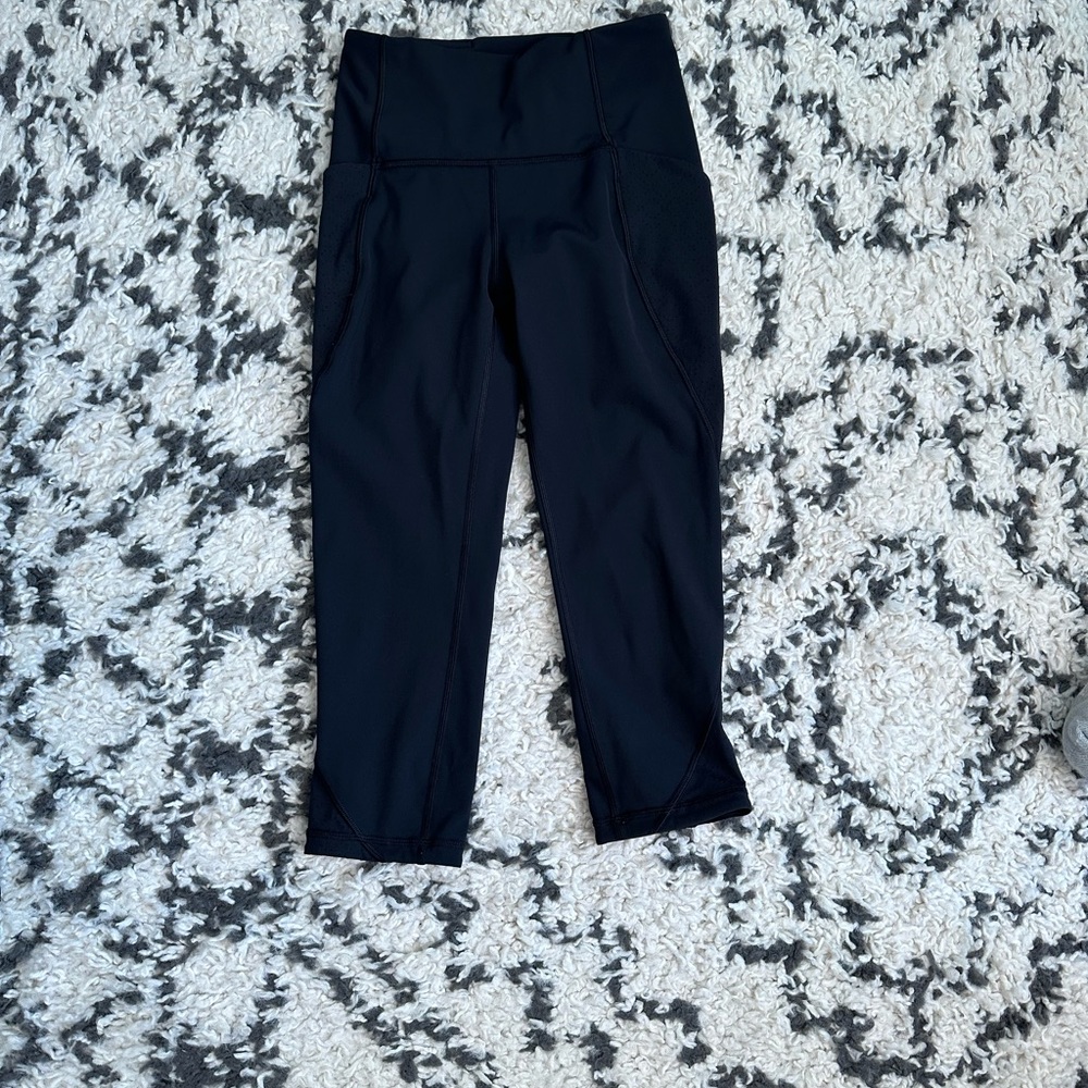 Lululemon black capri leggings with pockets size 4